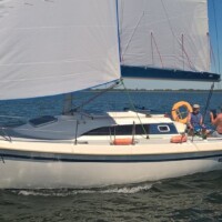 Janmor 28 "Karolina" to jacht mający komfortowe i przestronne wnętrze. Jest to bardzo wygodny i bezpieczny jacht turystyczny. Pełna obsługa z kokpitu, dobre własności nautyczne. Wewnątrz duża messa, zamykana koja dziobowa, kambuz z lodówką.